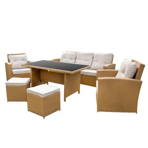 Zestaw mebli ogrodowych z rattanu: sofa, fotele, stół ze szklanym blatem i stołki.