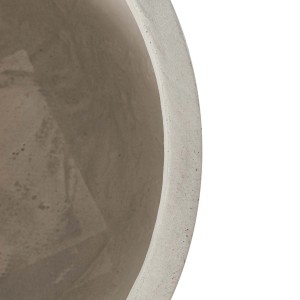 Zbliżenie szarej donicy t.b.t.