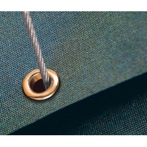 Zbliżenie oczka z linką stalową na niebiesko-zielonej tkaninie, akcesorium/część zamienna.