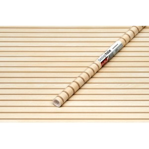 Rolka samoprzylepnej folii t.b.t. z efektem drewna i drobnymi rowkami.