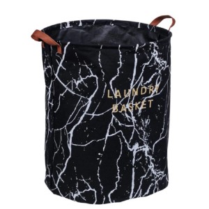 Czarny kosz na pranie z marmurkowym wzorem i uchwytami.