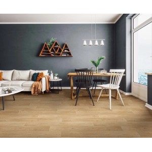 Salon z podłogą PCV t.b.t. o wyglądzie drewna, ułożoną w salonie.