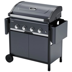 Szary grill gazowy z czterema palnikami, półkami bocznymi i szafką.