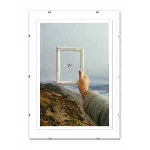 Biała ramka na zdjęcia z ręką trzymającą małą ramkę przedstawiającą szybowiec.