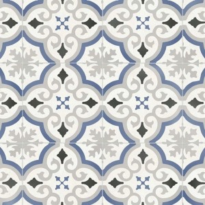 Dekoracyjne wykładziny podłogowe PCV we wzór płytek z niebiesko-szarymi ornamentami.