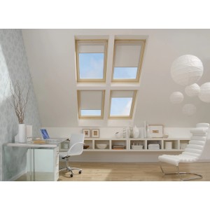 Jasne poddasze z czterema oknami dachowymi t.b.t. i roletami dla optymalnego światła.