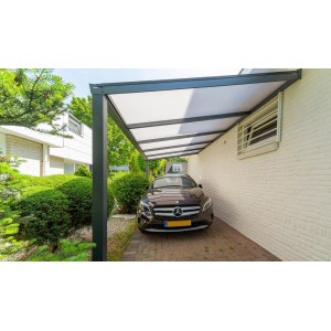 Nowoczesna wiata garażowa z samochodem. Zadaszenie chroni pojazdy przed wpływem czynników atmosferycznych.