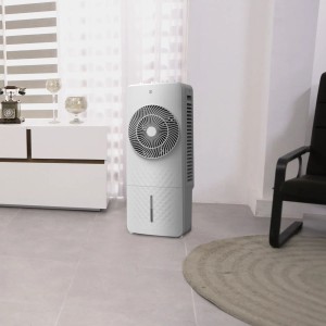 Biały, mobilny klimatyzator t.b.t. z wentylatorem i zbiornikiem na wodę w salonie.