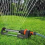 Zraszacz wahadłowy Gardena Aqua M nawadnia trawnik.