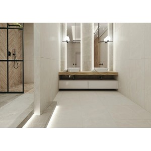 Beżowe płytki podłogowe w nowoczesnej łazience z prysznicem i podwójną umywalką.