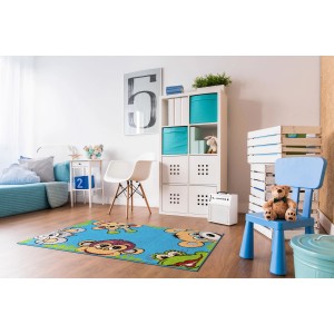 Niebieski dywan dziecięcy z motywami zwierzęcymi w pokoju dziecięcym.