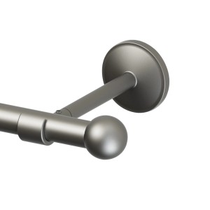 Zbliżenie szarego karnisza t.b.t. z końcówką i uchwytem ściennym.