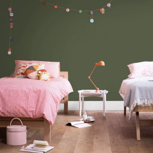 Pokój dziecięcy z oliwkowozieloną farbą na ścianach i dwoma łóżkami. Kolorowe farby do ścian dla pięknego domu w OBI.
