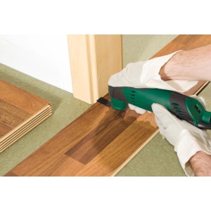 Ostrze do cięcia wgłębnego LUX w użyciu: Multitool tnie laminat dla idealnych przejść.