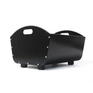 Czarny kosz na drewno t.b.t. z uchwytami i nóżkami, akcesoria kominkowe.