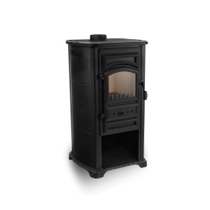 Czarny piec kominkowy w klasycznym stylu. Kompaktowy piec dla przytulnego ciepła.