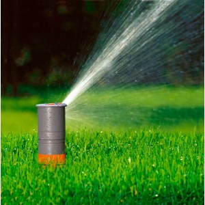 Zraszacz turbinowy Gardena T 200 nawadnia trawnik. System zraszający w akcji.