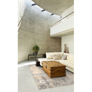 Dywan z krótkim włosiem t.b.t. w salonie z kanapą i drewnianym stołem.