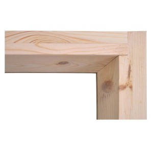 Zbliżenie drewnianej ościeżnicy drzwiowej, surowe jasne drewno.