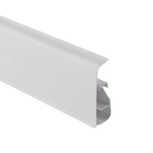 Biała listwa przypodłogowa t.b.t. z tworzywa sztucznego, widok szczegółowy.