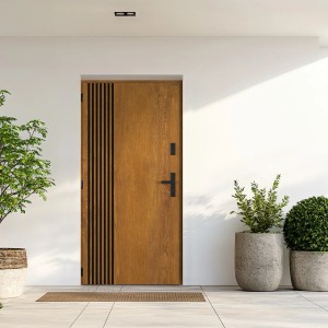 Nowoczesne drzwi zewnętrzne w kolorze drewna z czarnymi akcentami i pionowymi listwami dekoracyjnymi.