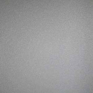 Zbliżenie próbki powierzchni Splendoor Thermospace w kolorze szarym do drzwi wejściowych.