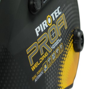 Zbliżenie na czarny kask spawalniczy marki t.b.t. Akcesoria spawalnicze.