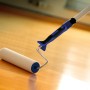 Wałek filcowy LUX 15 cm z miękkim uchwytem nakłada lakier na drewnianą podłogę.