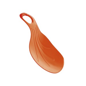 Pomarańczowe sanki t.b.t. do zjeżdżania po śniegu.