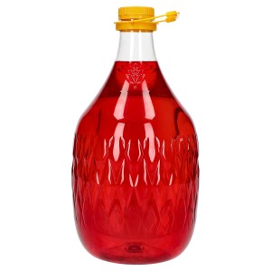 Duża, przezroczysta butelka z czerwonym płynem i żółtą zakrętką do winiarstwa i przetwórstwa.