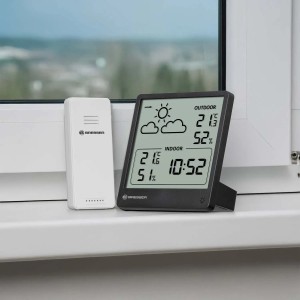 Stacja pogodowa BRESSER Slim z czujnikiem zewnętrznym na parapecie pokazuje temperaturę, wilgotność i godzinę.