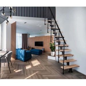 t.b.t. drewniane i metalowe schody wewnętrzne w nowoczesnym salonie.