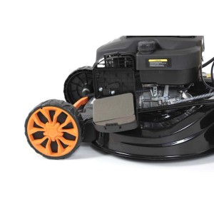 Zbliżenie kosiarki do trawy z pomarańczowymi kołami.