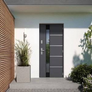 Nowoczesne szare drzwi zewnętrzne z szybą i poziomymi listwami ozdobnymi. Wejście do domu.