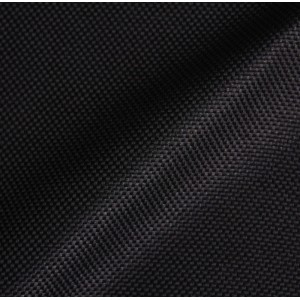 Zbliżenie czarnej tkaniny zasłonowej o drobnej strukturze splotu.