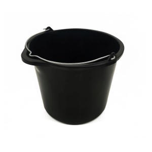 Czarne wiadro budowlane t.b.t. z metalowym uchwytem.