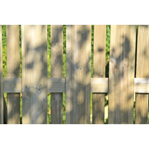 Drewniany płot t.b.t. ze szczeblami i poprzeczkami, naturalne wykończenie do ogrodu.