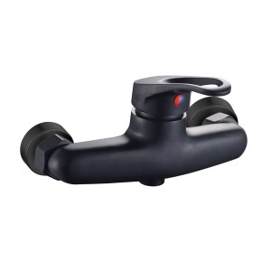 Czarna bateria prysznicowa t.b.t. do montażu na ścianie.