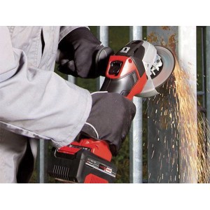 Szlifierka kątowa akumulatorowa w akcji podczas szlifowania metalu, iskry lecą.