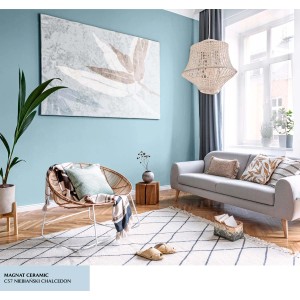 Jasnoniebieski salon z fotelem, sofą i dywanem. Farba do ścian. Kolorowe farby do ścian.