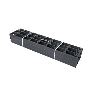 Szara obrzeże trawnikowe/rabatowe t.b.t., ułożone w stos i związane.