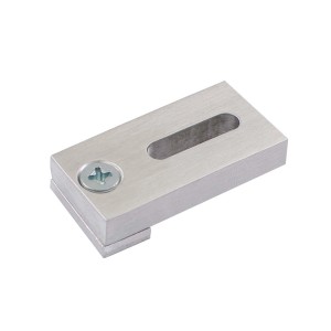 Zbliżenie srebrnego wspornika karnisza t.b.t. ze śrubą i podłużnym wgłębieniem.