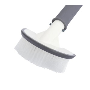 Okrągła szczotka basenowa z białym włosiem i szarym uchwytem.