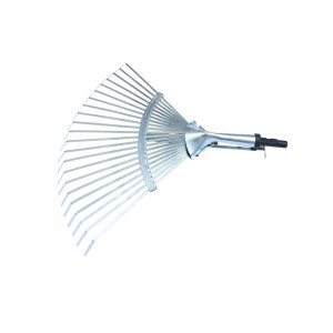 Metalowe grabie do prac ogrodowych.