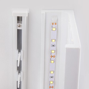 Zbliżenie białego karnisza sufitowego t.b.t. z taśmą LED.