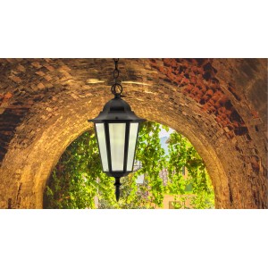 Dekoracyjna lampa zewnętrzna w klasycznym stylu, lampa wisząca z łańcuchem.
