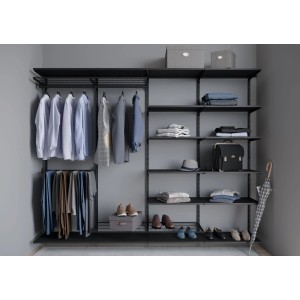 Czarna metalowa półka z drutu (60x33x7,2 cm) w garderobie do przechowywania.