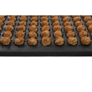 Wycieraczka t.b.t. z włóknem kokosowym na czarnej kratce.