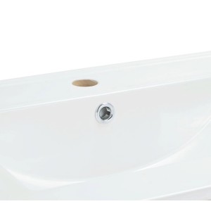 Zbliżenie: Biała umywalka nablatowa t.b.t. z otworem na kran i odpływem.