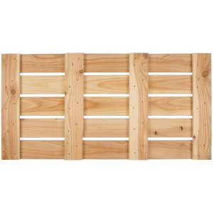 Drewniany podest o listwowej strukturze, odpowiedni do użytku wewnątrz i na zewnątrz.